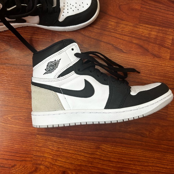 Nike Air Jordans Black and White High-Top Sneakers in crackle leather - Picture 5 of 15